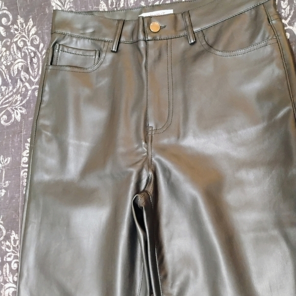 Vibrant Sleek Black Leather Pants - Picture 4 of 9